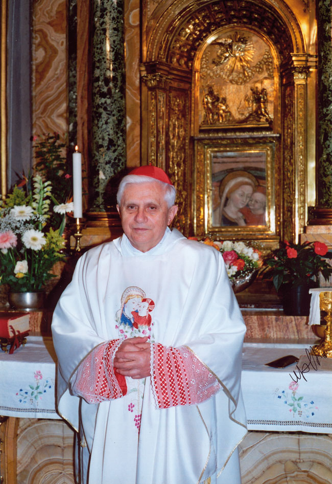 El cardenal Ratzinger ante la Virgen del Buen Consejo